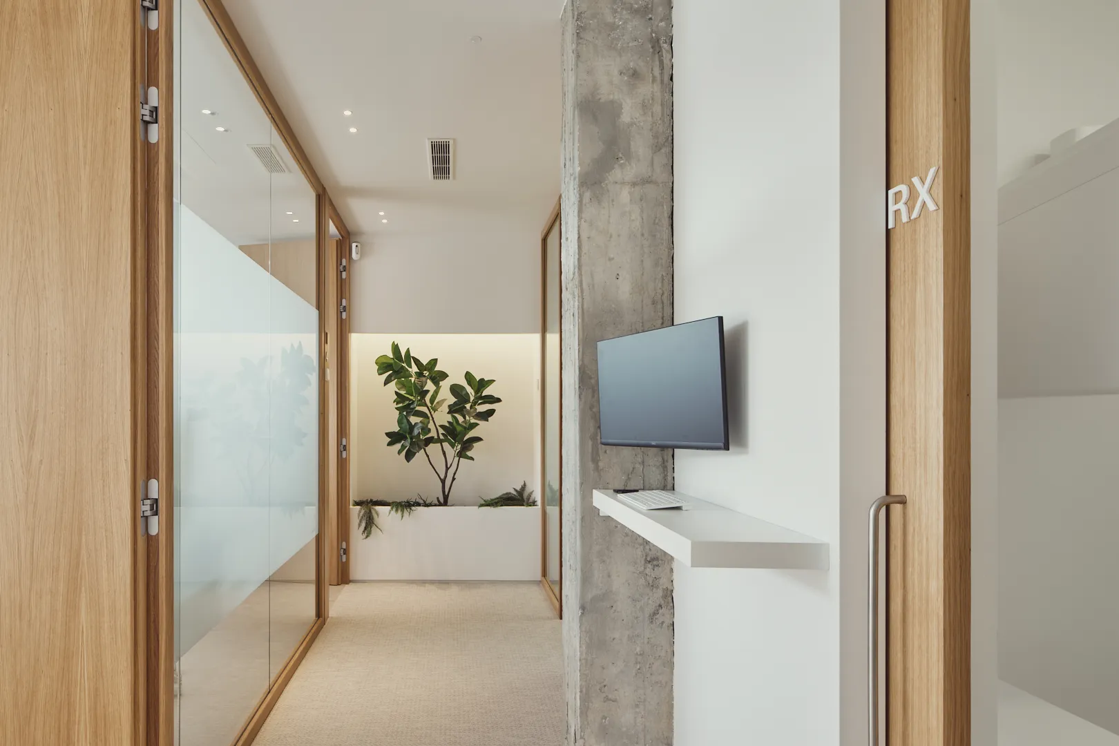 Sala de radiología con pantalla junto a la puerta