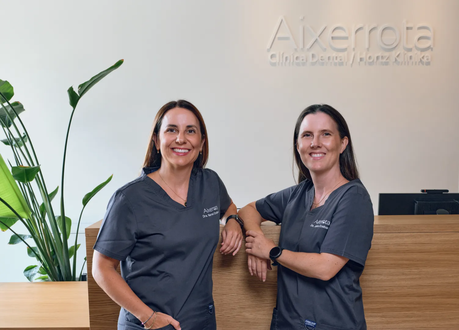 Dra. Nerea Etxebarri y Dra. Janire Etxebarri en la recepción de la Clínica Aixerrota