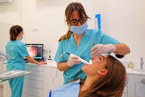 gracias a la cámara intraoral podemos ver en la pantalla lo que tienen nuestros dientes