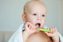 bebe con su primer cepillo de dientes apropiado para su edad